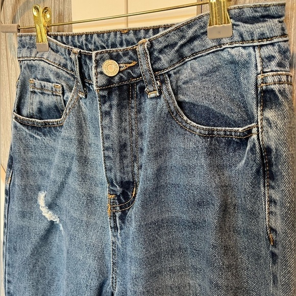 B7.14 Extremely Distressed Ankle Jeans Small(4-6) - Picture 2 of 4